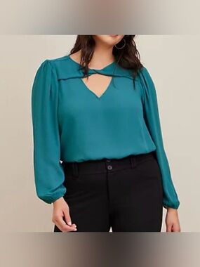 🆕 Torrid Twist Keyhole Blouse in Forest Green Sz. 3